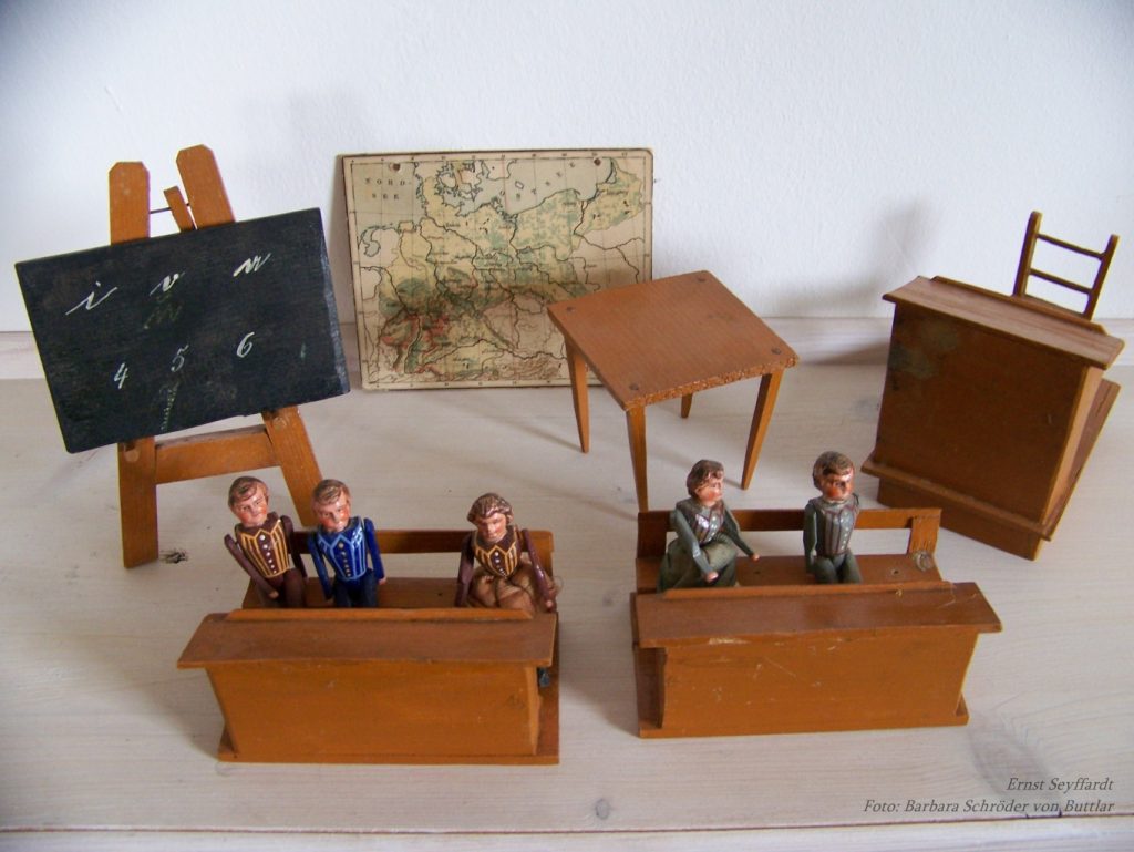 Ernst Seyffardt hat für seine fünf Kinder eine Schule mit Mobiliar und einige (Schüler) Püppchen hergestellt (Biedermeier Epoche). Das ist noch der klägliche Rest 